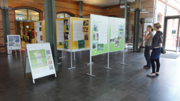 08 Erste Besucher der Ausstellung