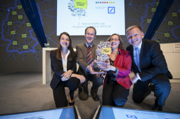 BBF8848 pokaluebergabe derks hemmer hoelzer brommer knieend ©dldi bernd brundert