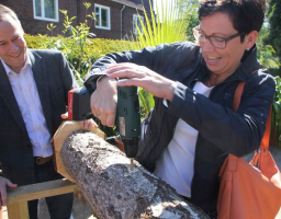 einweihung wildbienenhotel doris sielmann bohrt c hilia hoepker