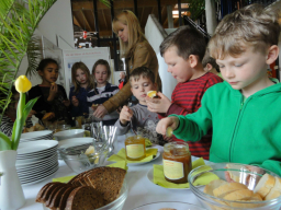 honig naschen kinder ausstellung kultura neuallermoehe c hemmer.JPG