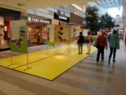 interessierte an der wanderausstellung spandau arcaden c hemmer